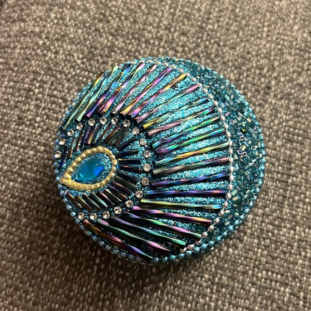 Pretty little box. Can be used for many things. Jewelry, hair ties, etc